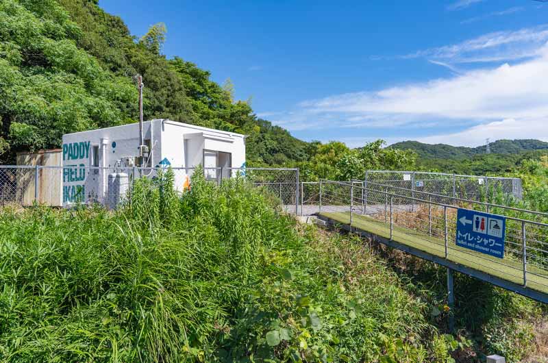 淡路島南あわじ市ワンともキャンプ場のトイレとシャワー棟