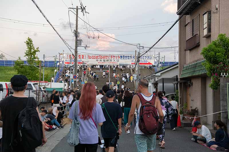 第35回なにわ淀川花火大会2023 中央階段出入口