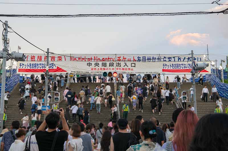 第35回なにわ淀川花火大会2023 中央階段出入口