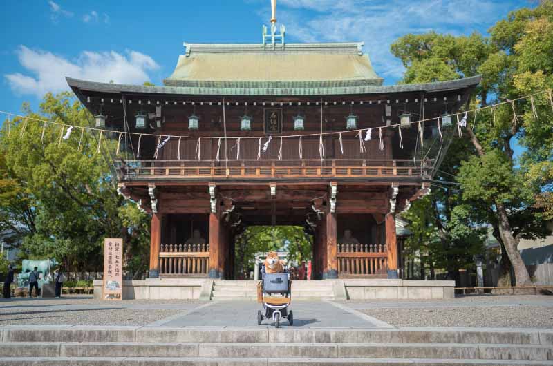 石切劔箭神社の絵馬殿と柴犬亜門さん