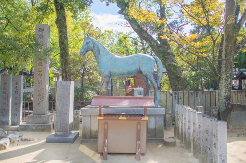神馬像イシキリツルギヤ号