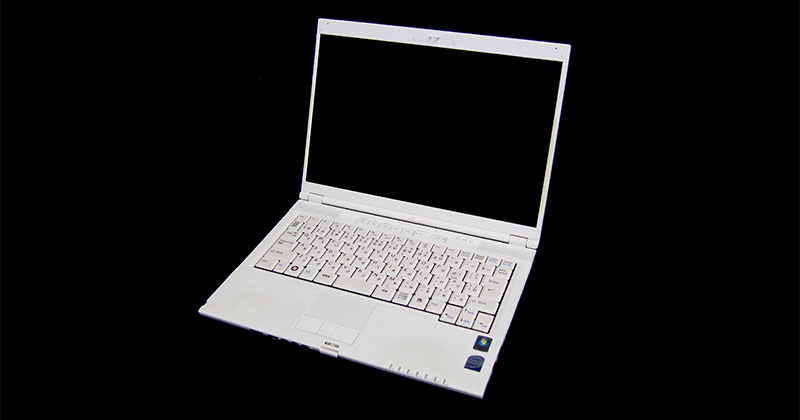 白いノートパソコン