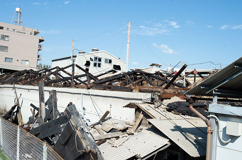 台風で屋根と壁が飛ばされた工場