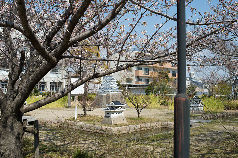尼崎市立明城小学校の校庭 尼崎城と櫓のレプリカ