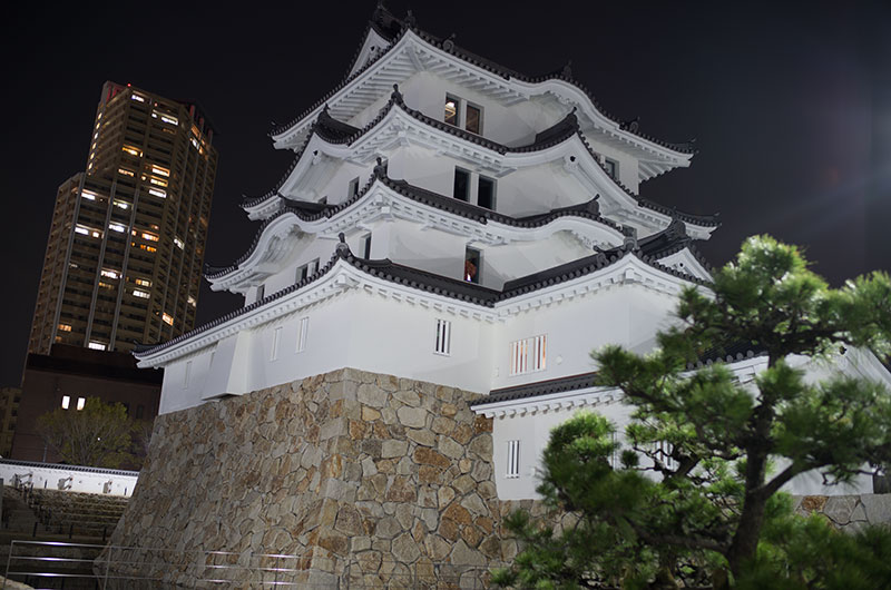 夜の尼崎城の外観