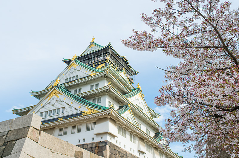 山里口出枡形から見た大阪城天守と綺麗な桜