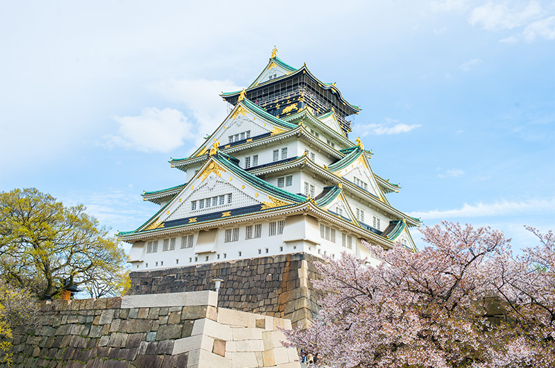 山里口出枡形から見た大阪城天守と桜