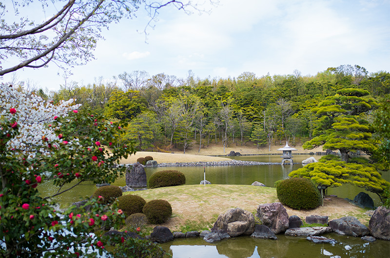 万博記念公園 中央休憩所から見た日本庭園正門