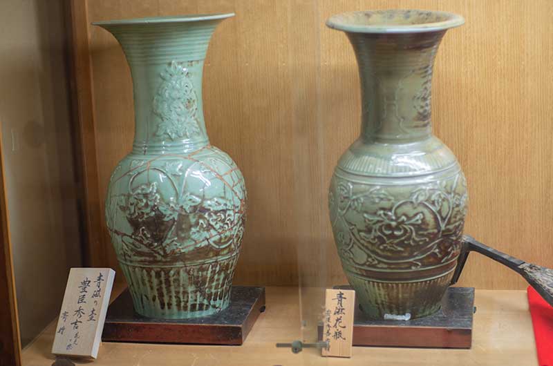 豊臣秀吉寄贈の青磁の壺と青磁花瓶