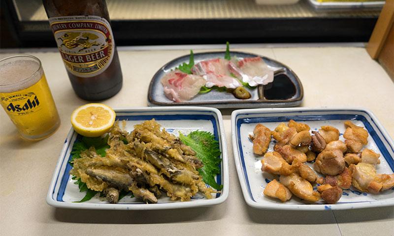 Tempura ( young sweetfish ), horse mackerel sashimi, and grilled chicken