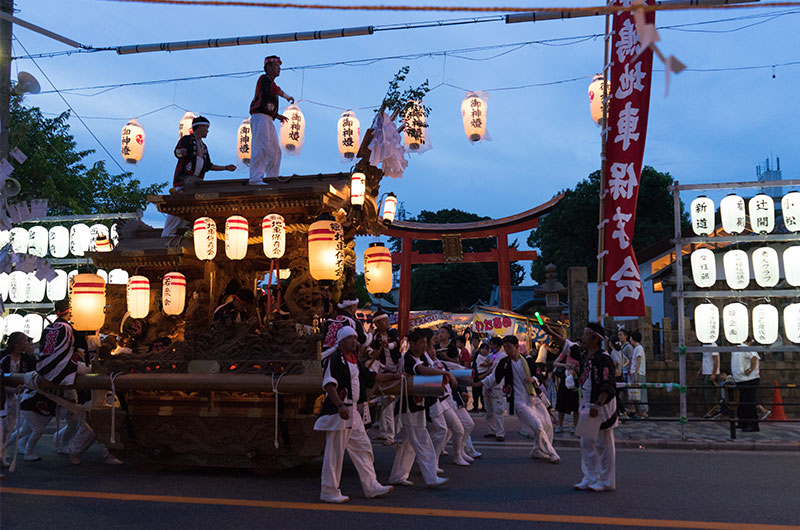 Big gate of Himejima Shrine and float