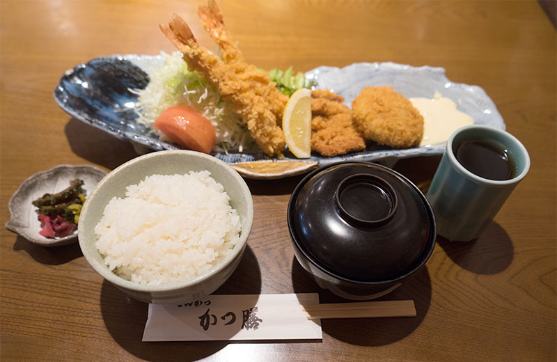 Meal of fried shrimp, fillet cutlet and cream croquette in Katsuzen