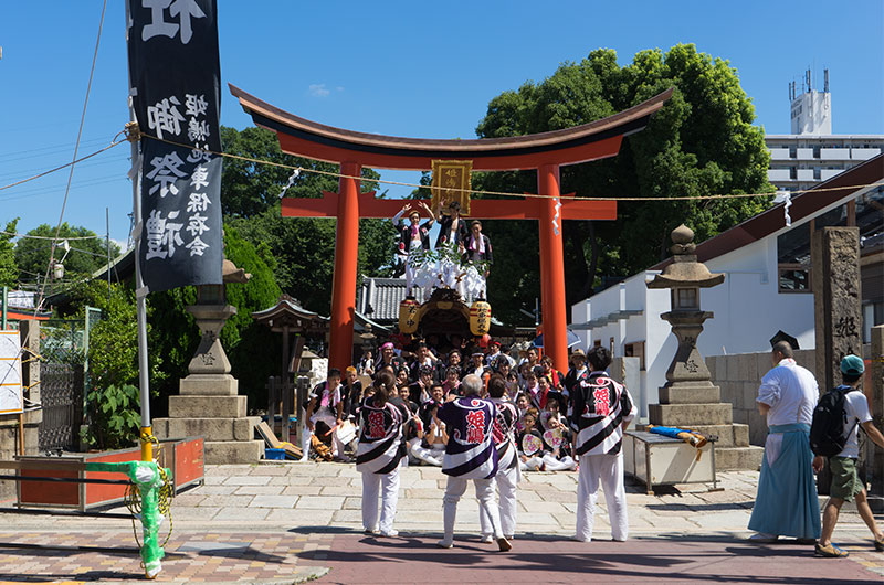 The parade crew taking a picture under the gate