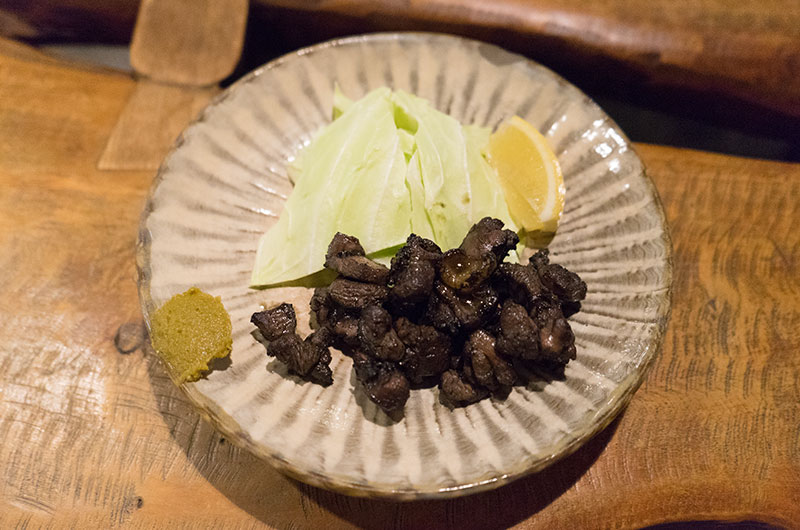 Barbecued thigh cubes in restaurant Shirogane Tritei