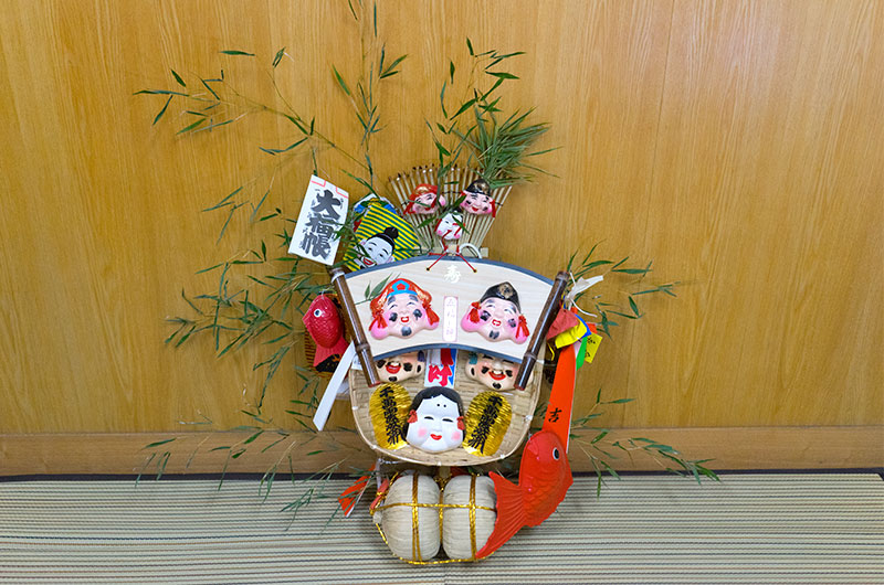 Lucky charm like Fukusasa bamboo, rake ornament, rice bag, red snapper and gold coins