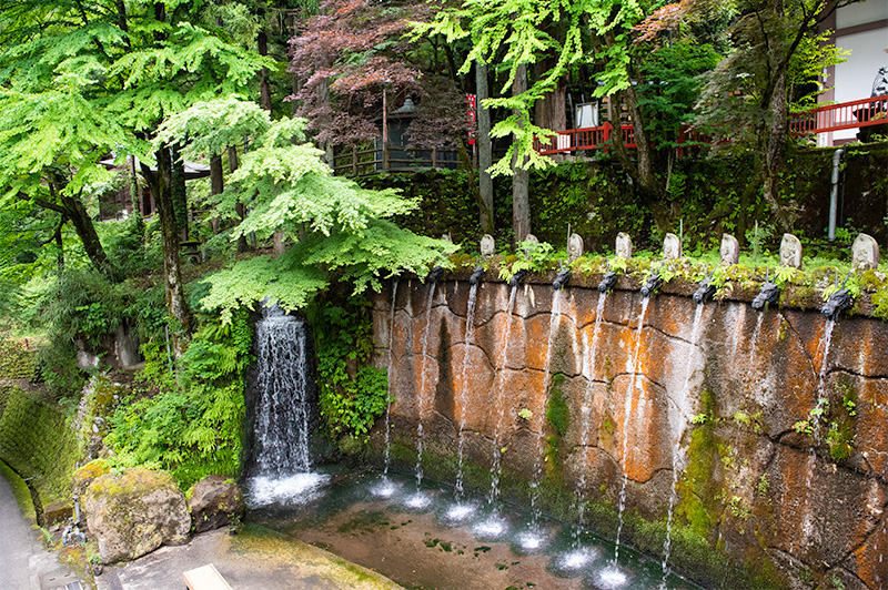 Falls of the Twelve Zodiacs in Ohiwasan Nissekiji