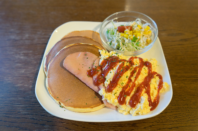 Hayashi rice set for lunch and Fluffy scrambled egg pancakes of Living Cafe