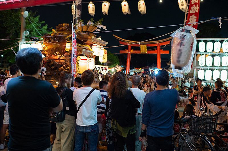 Float entering Himejima shrine