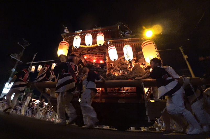 Float entering Himejima shrine