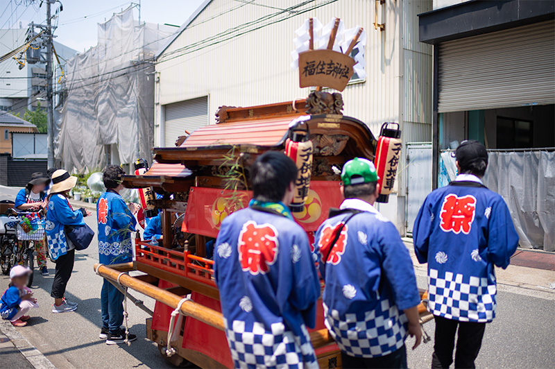 Osaka clap by children at Fukusumiyoshi Shrine