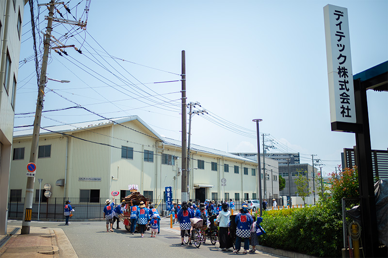 Danjiri by children in front of Ditech Ltd