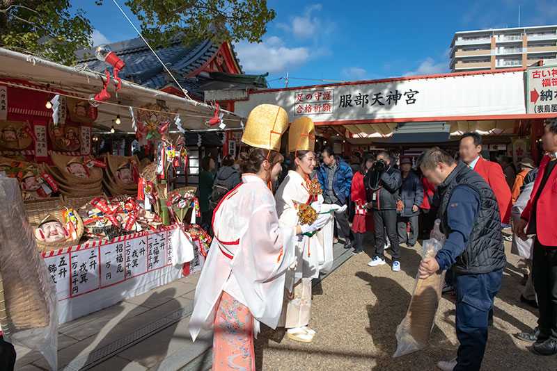 Shrine maiden in festival of God Ebisu Toyonaka at Hattori Shrine in second year of Reiwa (2020)