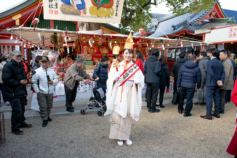 Shrine maiden in festival of God Ebisu Toyonaka at Hattori Shrine in second year of Reiwa (2020)