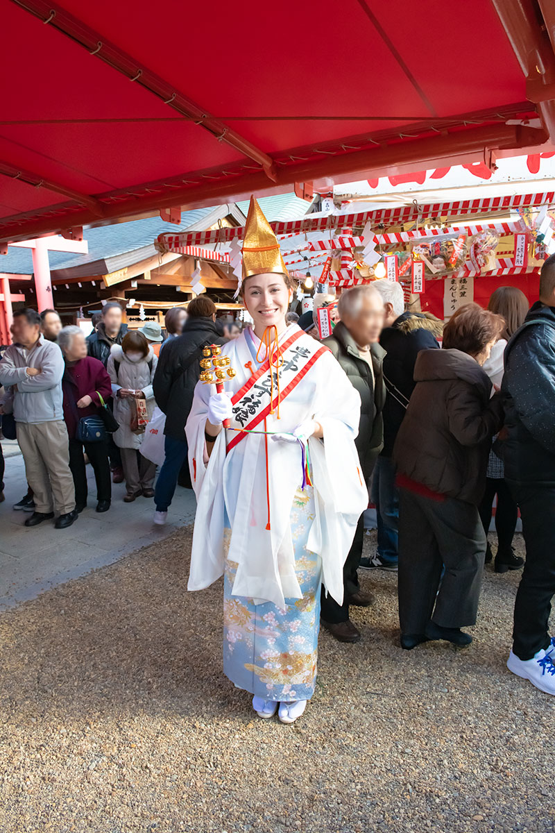 Shrine maiden in festival of God Ebisu Toyonaka at Hattori Shrine in second year of Reiwa (2020)