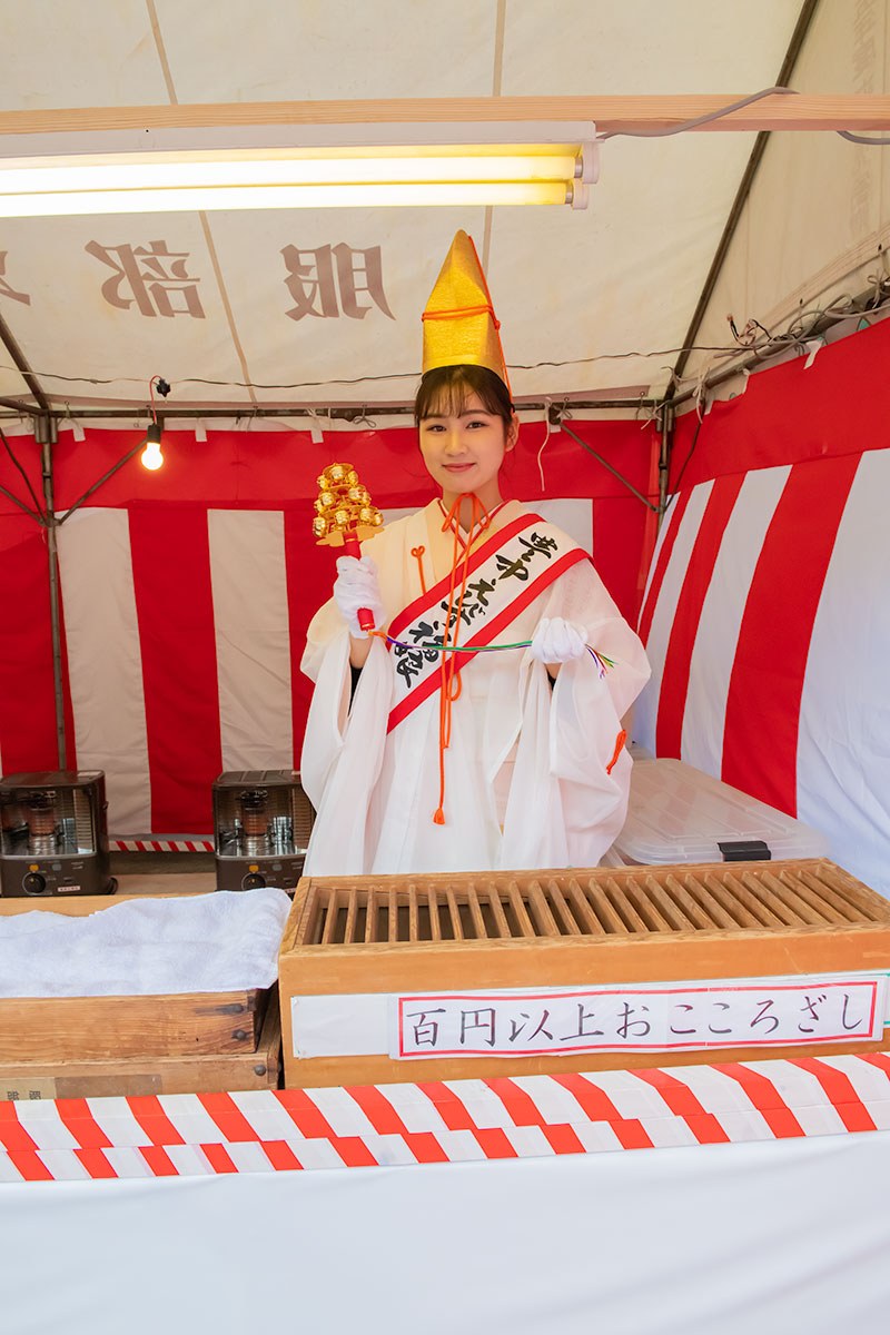 Shrine maiden in festival of God Ebisu Toyonaka at Hattori Shrine in second year of Reiwa (2020)