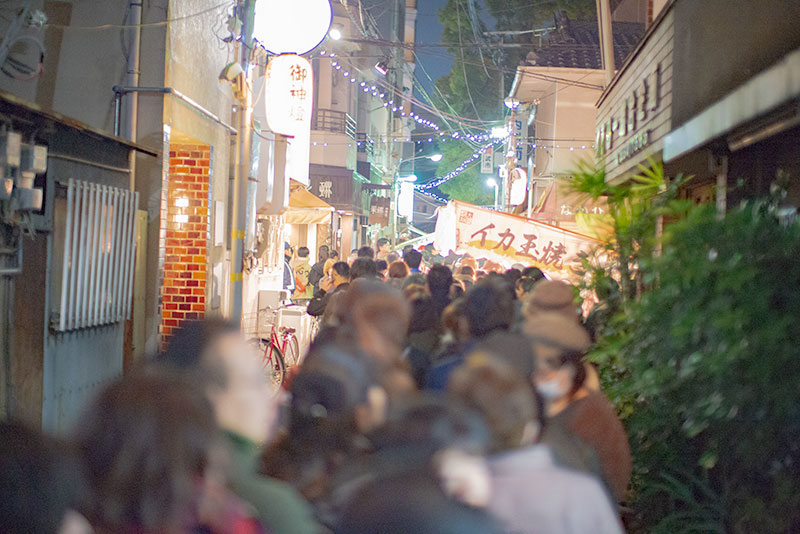 Long line to main gate in festival of God Ebisu Toyonaka at Hattori Shrine