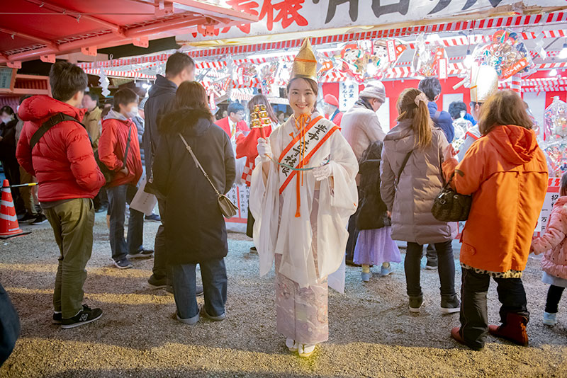 Shrine maiden in festival of God Ebisu Toyonaka at Hattori Shrine in second year of Reiwa (2020)