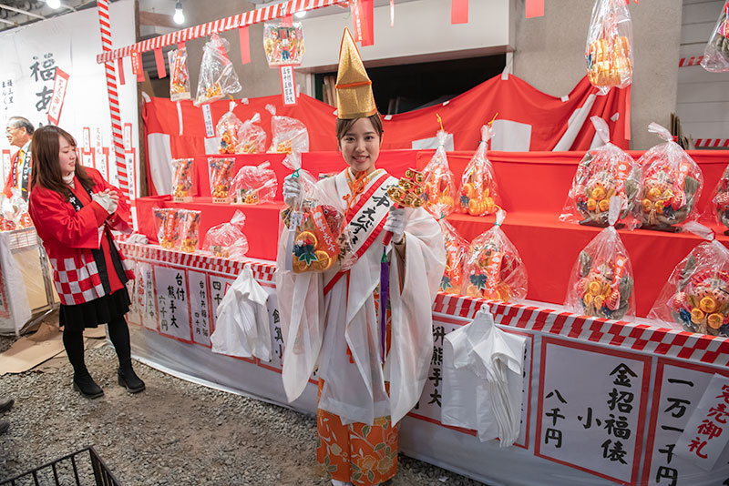 Shrine maiden in festival of God Ebisu Toyonaka at Hattori Shrine in second year of Reiwa (2020)