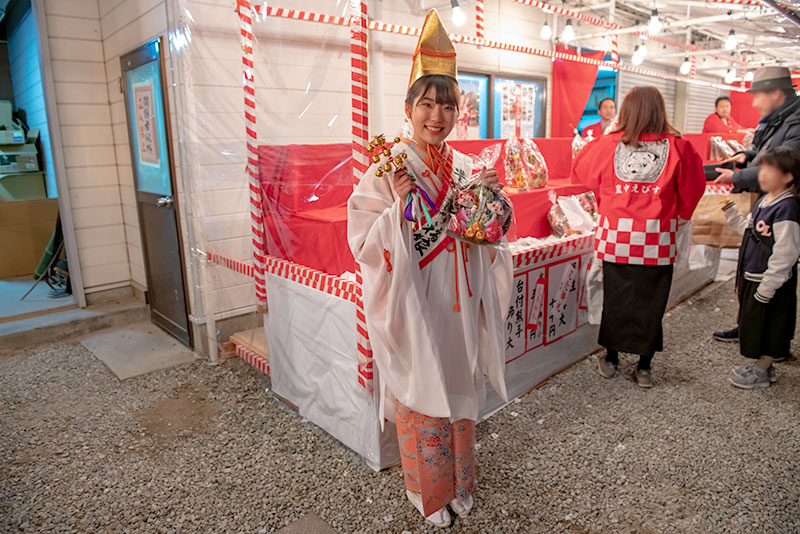 Shrine maiden in festival of God Ebisu Toyonaka at Hattori Shrine in second year of Reiwa (2020)