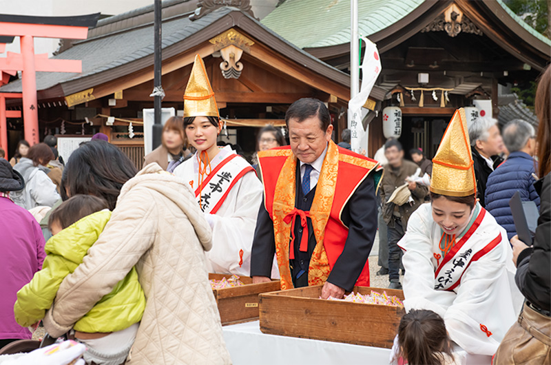 Lucky bean distribution at Setsubun festival of Hattori Shrine in second year of Reiwa