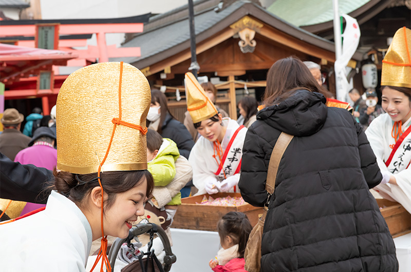 Lucky bean distribution at Setsubun festival of Hattori Shrine in second year of Reiwa