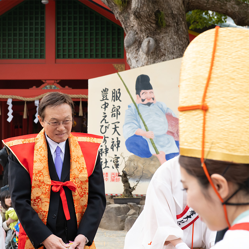 Lucky bean distribution from Kunishige Kamamoto and Hiroko Ogura at Setsubun festival of Hattori Shrine in second year of Reiwa