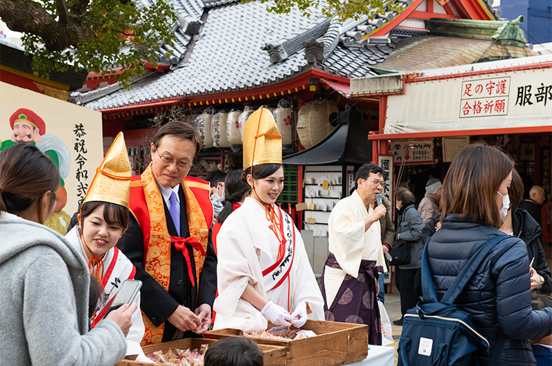 Lucky bean distribution from Kunishige Kamamoto at Setsubun festival of Hattori Shrine in second year of Reiwa