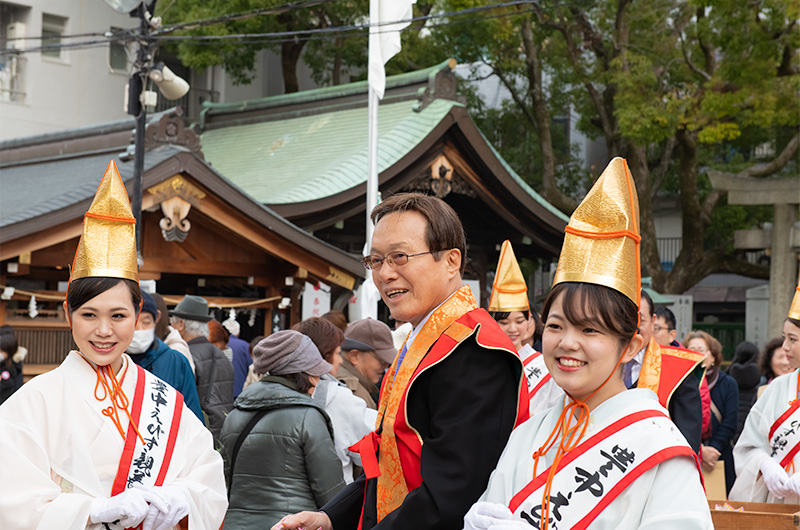 Lucky bean distribution from Kunishige Kamamoto at Setsubun festival of Hattori Shrine in second year of Reiwa