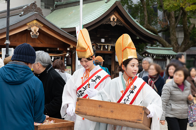 Lucky bean distribution at Setsubun festival of Hattori Shrine in second year of Reiwa