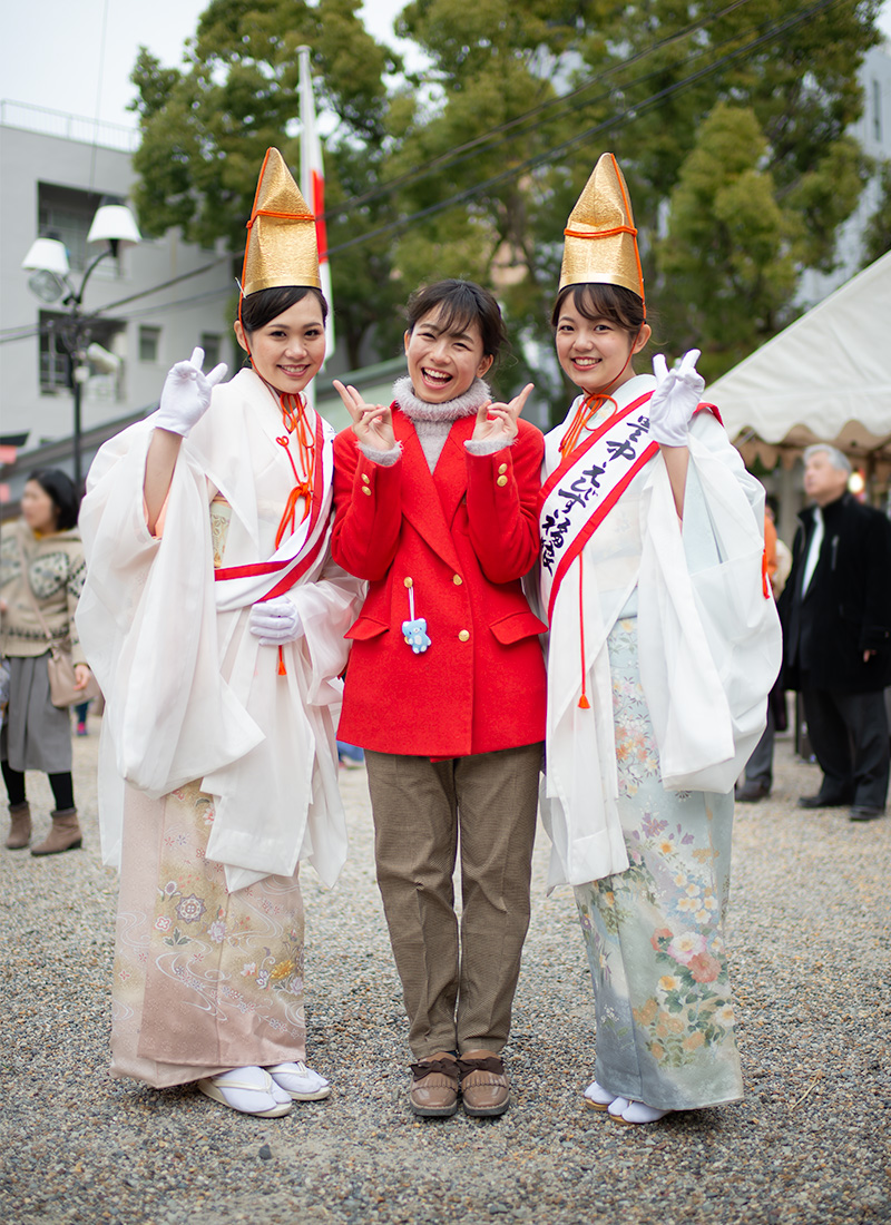 Shrine Maidens and Azumi Iizuka, musical actress, at Setsubun festival of Hattori Shrine in second year of Reiwa