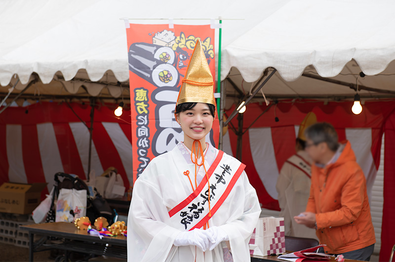 Representative of Shrine Maiden selling lucky sushi rolls at Setsubun festival of Hattori Shrine in second year of Reiwa